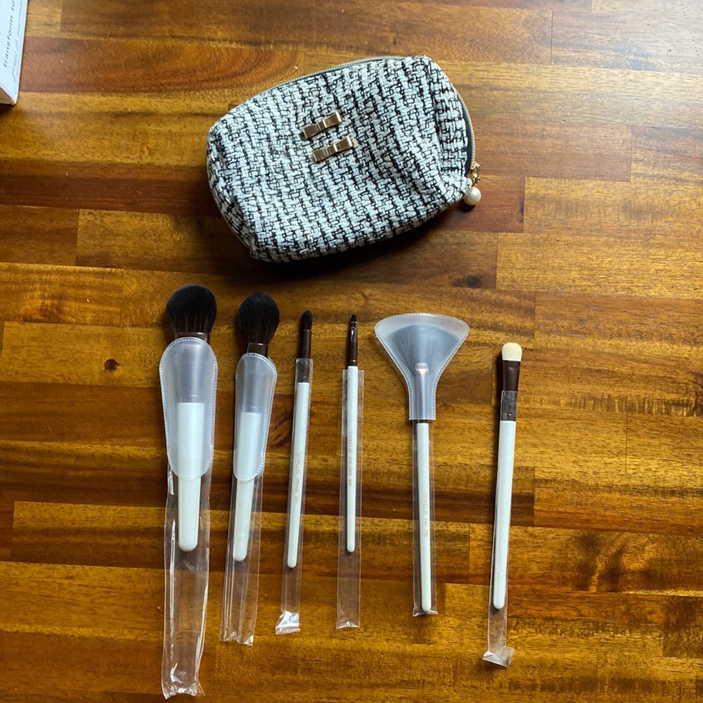 Makeup brushes and pouch